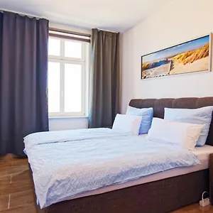Modern Family In Apartment Bamberg